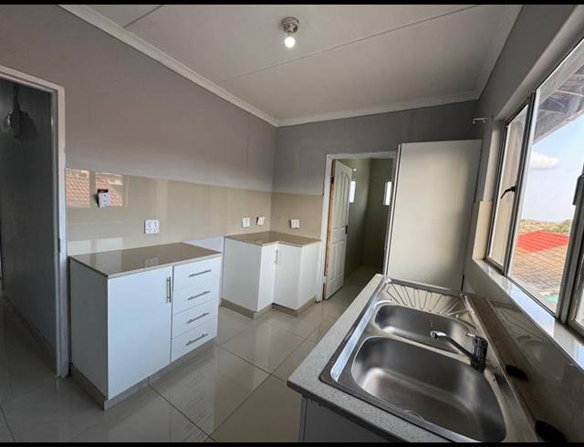 2 BEDROOM PROPERTY TO RENT IN NEWLANDS WEST